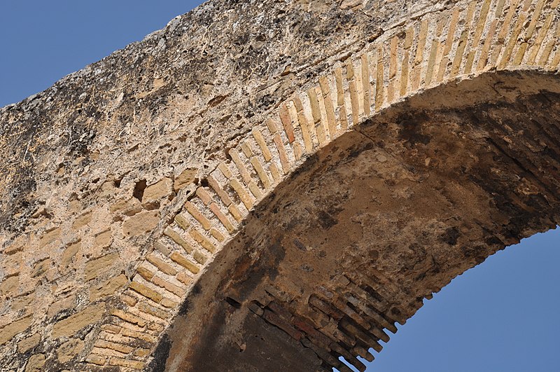 File:Aqueduc du coté de bardo 2.JPG