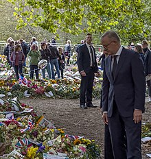 Australian Prime Minister Anthony Albanese looking at floral tributes left in Green Park, London Australian Prime Minister Anthony Albanese at Green Park.jpg