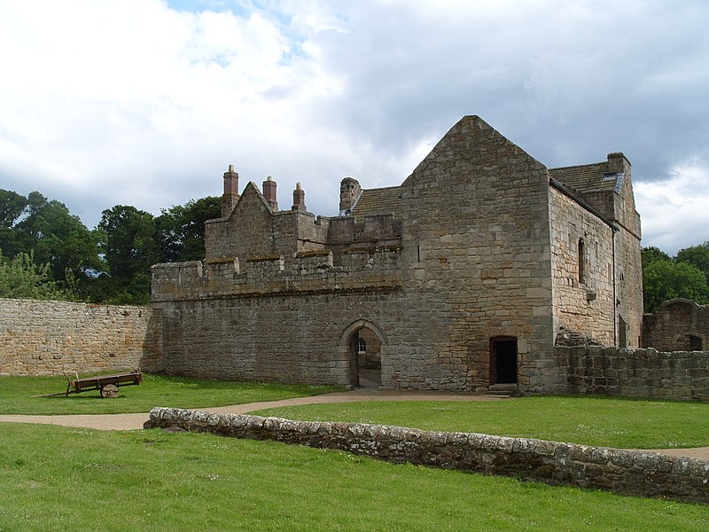 File:Aydon Castle (inner court).jpg