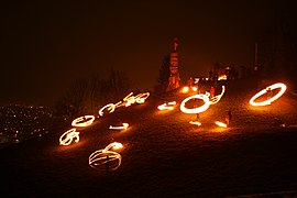 Glühend auf ihren Stöcken rotierend bewegte Scheiben beim Bürgler Funkenfeuer, Dornbirn, Österreich, Februar 2012