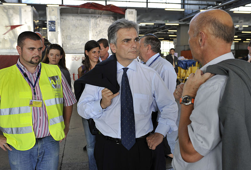 File:BM Werner Faymann mit Belegschaft des Flughafens Wien Schwechat (2715779277).jpg