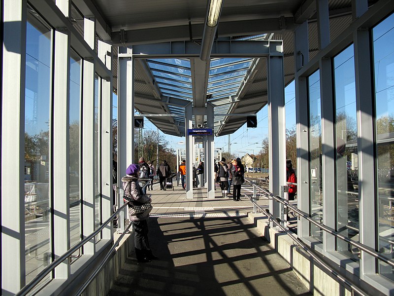 File:Bahnhof Emmendingen, überdachte Schräge als Zugang zu Gleis 2 + 3.jpg