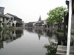 Bebyggelse langs en kanal i Nanxun.