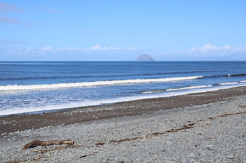 File:Ballantrae Bay - geograph.org.uk - 5715391.jpg