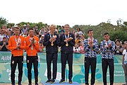 Deutsch: Beachvolleyball bei den Olympischen Jugendspielen 2018; Tag 11, 17. Oktober 2018; Jungen, Medaillenzeremonie - Gold: Schweden (David Åhman & Jonatan Hellvig), Silber: Niederlande (Matthew Immers & Yorick de Groot), Bronze: Argentinien (Bautista Amieva & Mauro Zelayeta) English: Beach volleyball at the 2018 Summer Youth Olympics at 17 October 2018 – Boys Victory ceremony - Gold: Sweden (David Åhman & Jonatan Hellvig), Silver: Netherlands (Matthew Immers & Yorick de Groot), Bronze: Argentina (Bautista Amieva & Mauro Zelayeta)