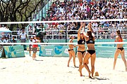 Deutsch: Beachvolleyball bei den Olympischen Jugendspielen 2018; Tag 9, 15. Oktober 2018; Mädchen, Viertelfinale: USA-Spanien 2–1 (21–19/17–21/15–9) English: Beach volleyball at the 2018 Summer Youth Olympics at 15 October 2018 – Girls Quarterfinals: USA-Spain 2–1 (21–19/17–21/15–9)