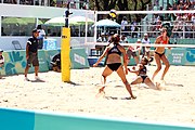 Deutsch: Beachvolleyball bei den Olympischen Jugendspielen 2018; Tag 9, 15. Oktober 2018; Mädchen, Viertelfinale: USA-Spanien 2–1 (21–19/17–21/15–9) English: Beach volleyball at the 2018 Summer Youth Olympics at 15 October 2018 – Girls Quarterfinals: USA-Spain 2–1 (21–19/17–21/15–9)