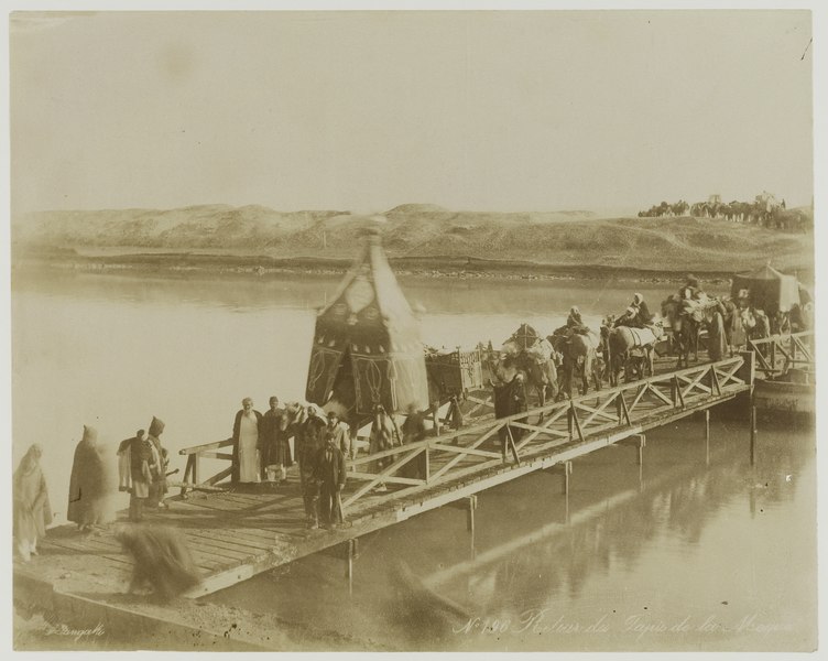 File:Bedevaartgangers naar Mekka steken bij hun terugkeer het Suezkanaal over, KITLV 19697.tiff