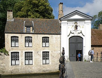 Portail d’entrée sur la Wijngaardplein, flanqué à gauche par la maison de béguines no 1 (aménagée en musée).