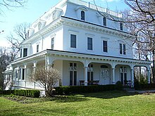 La Bevin House di Long Island, una delle residenze dove il libro fu scritto nell'estate e autunno del 1942.