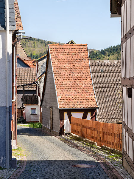 File:Biedenkopf, schmales Haus in der Hintergasse.jpg