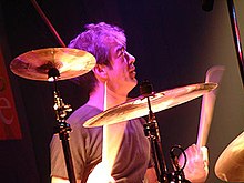 Bill Berry achter een drumstel