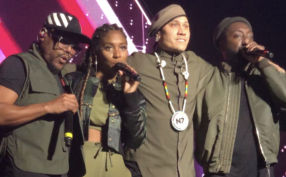 Black Eyed Peas rock Super Bowl halftime with Slash, Usher guesting (with  video) 