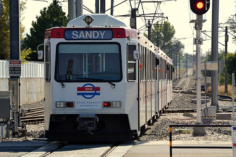 File:Blue Line TRAX at Fashion Place West.jpg