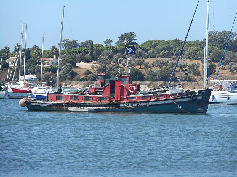 File:Boat Alvor Harbour 28 September 2015.JPG