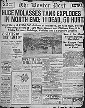A primeira página de um jornal antigo.  O título diz: "ENORME TANQUE DE MOLASSOS EXPLODE NO FIM NORTE; 11 MORTOS, 50 DANÇAM".