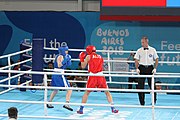 Deutsch: Boxen bei den Olympischen Jugendspielen 2018 Tag 12, 18. Oktober 2018 - Finale Leichtgewicht Mädchen – Oriana Saputo (Argentinien, blau) schlägt Emma Lawson (Australien, rot) 5-0; Ringrichter ist José Romero (Spanien). English: Boxing at the 2018 Summer Youth Olympics on 18 October 2018 – Girls' lightweight Bronze Medal Bout – Oriana Saputo (Argentina, blue) wins over Emma Lawson (Australie, red) 5-0; Referee is José Romero (Spain). Español: Boxeo en los Juegos Olímpicos Juveniles de Verano de 2018 en 18 de octubre de 2018 - Combate de medalla de bronce de las niñas: Oriana Saputo (Argentina, azul) gana a Emma Lawson (Australie, roja) 5-0; Árbitro es José Romero (España).