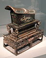 Reliquaire bouddhiste en forme de sarcophage miniature, dragon, phoenix, tigre et tortue. Bronze doré. Freer and Sackler Galeries, Washington