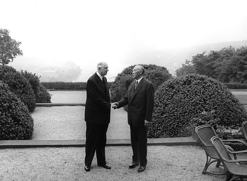 File:Bundesarchiv B 145 Bild-F015916-0028, Schloss Ernich, Charles de Gaulle, Konrad Adenauer.jpg