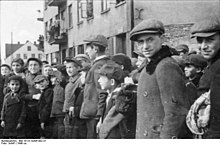 Bundesarchiv Bild 101III-Schilf-002-31, Polen, Ghetto Litzmannstadt, Bewohner.jpg