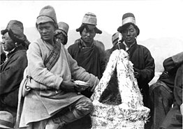 Losar celebration in Lhasa, 1938 Bundesarchiv Bild 135-S-16-20-16, Tibetexpedition, Neujahrsfest Lhasa.jpg