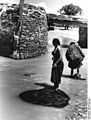 Bundesarchiv Bild 135-S-18-12-11, Tibetexpedition, Wäscherinnen im Gyantse.jpg