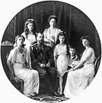 Ryska tsarfamiljen Romanov 1913. Från vänster Olga, Maria, Nikolaj, Alexandra, Anastasia, Alexej och Tatjana.