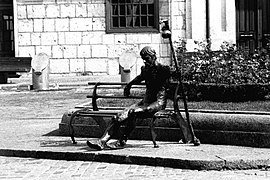 Estatua de peregrino, en la Pza. de San Fernando