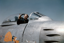 Aldrin en la cabina de un F-86 Sabre después de derribar a un caza MiG-15 durante la Guerra de Corea.