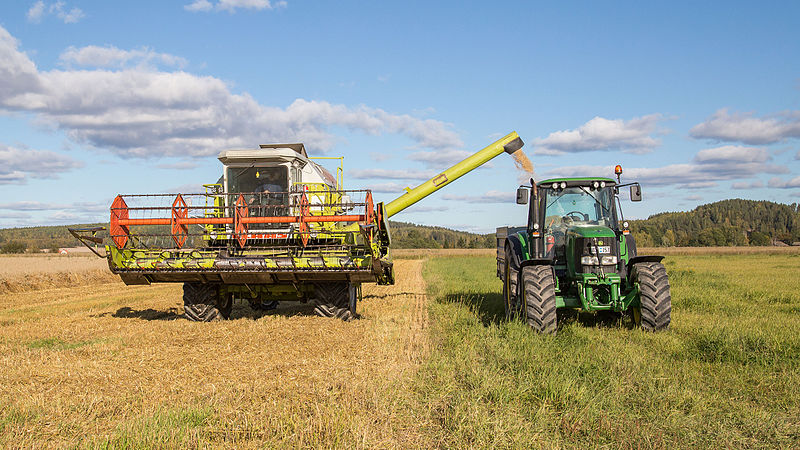 File:CLAAS Dominator 96, John Deere 6620 Västerby 01.jpg