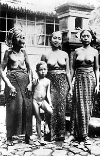 Group portrait of a Balinese family (1929)