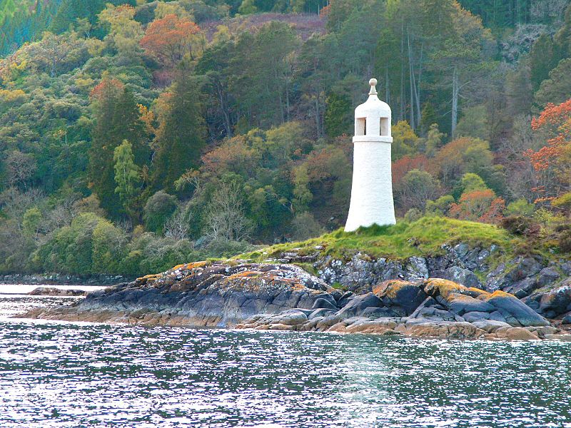 File:Caladh harbour light (3537878307).jpg