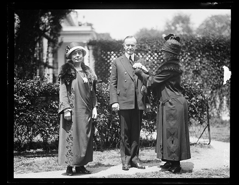 File:Calvin Coolidge and ladies outside White House, Washington, D.C. LCCN2016893448.jpg