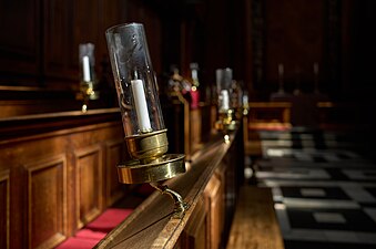 Chandelier dans la chapelle du Trinity College. Avril 2023.