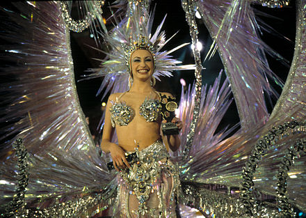 Candidate au titre de reine du carnaval (2001).