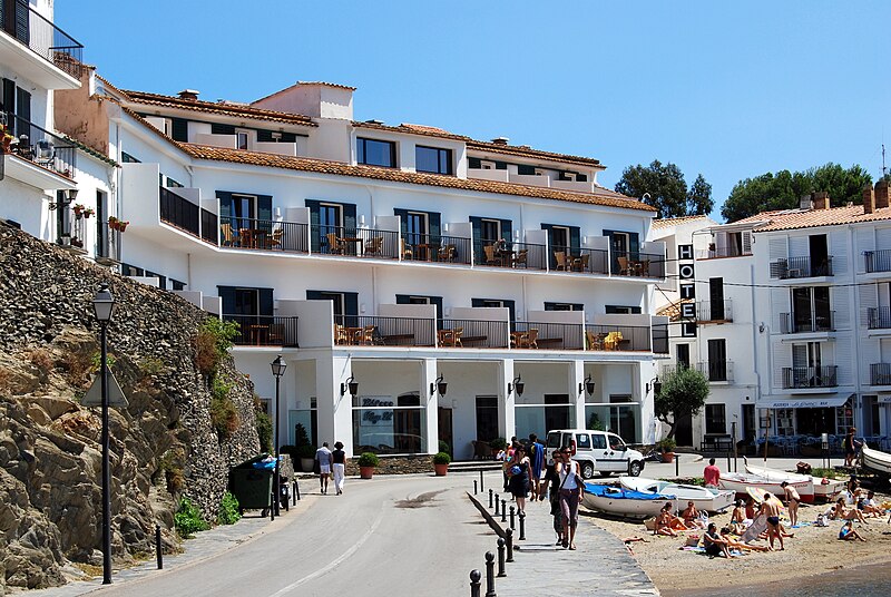 File:Catalonia Cadaques HotelPlatjaSol.JPG