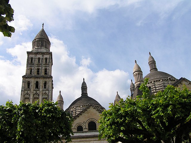 File:Cathedrale saint front perigueux clochers.jpg