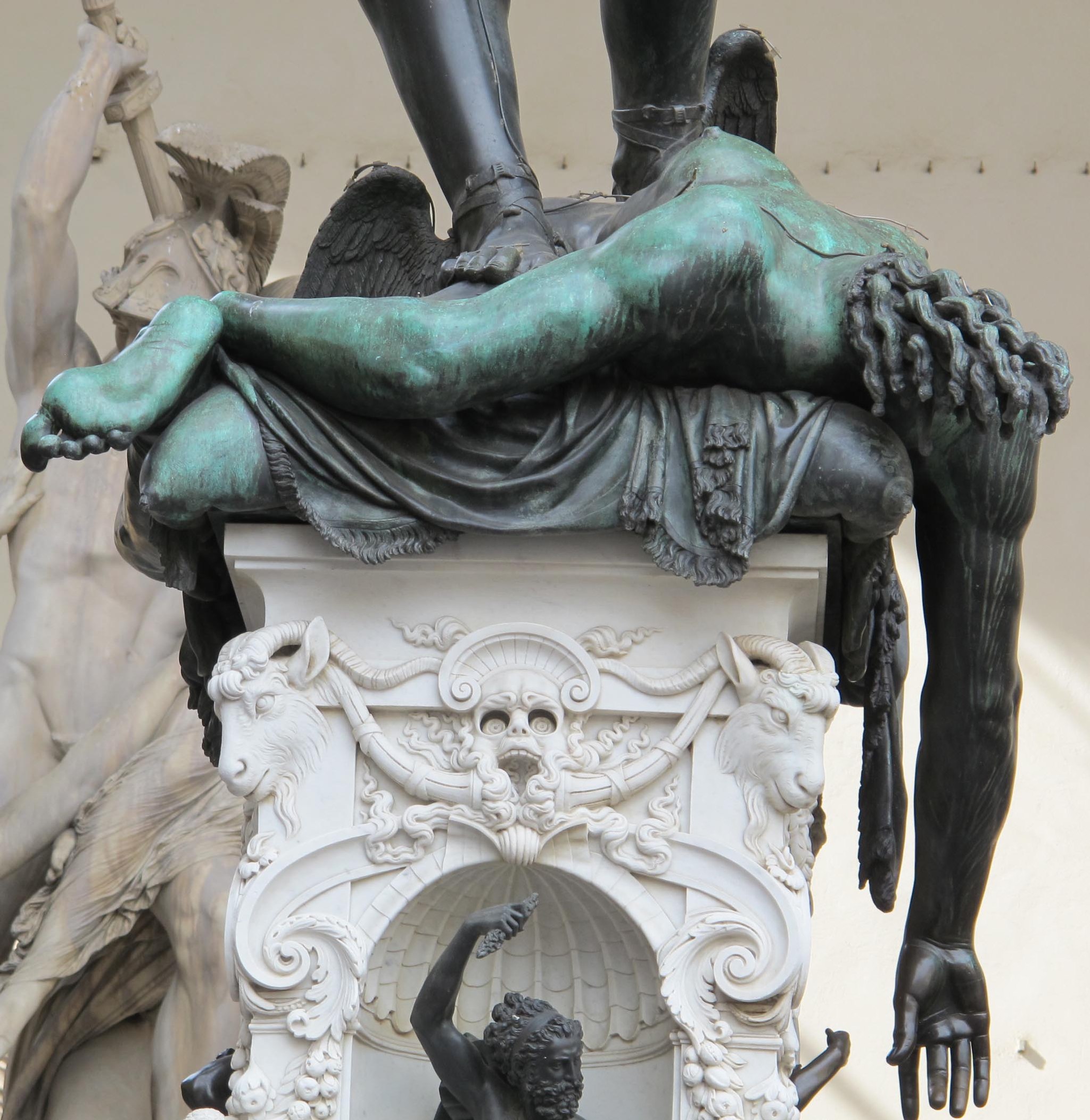 Benvenuto Cellini, Perseo con la testa di Medusa (detail van het lichaam van Medusa rustend op de sokkel), c. 1554, Loggia dei Lanzi, Piazza della Signoria, Firenze
