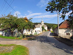 Zentrum des Dorfes. Evangelische Kirche im Hintergrund.