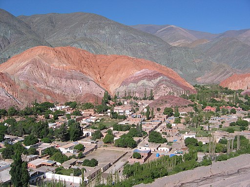 Purmamarca: Blick auf den Berg der sieben Farben (Cerro de los siete colores); UNESCO-Welterbe in Argentinien