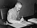 Chiński przywódca, generalissimus Czang Kaj-szek ratyfikuje w imieniu swojego państwa Kartę Narodów Zjednoczonych (24 sierpnia 1945 roku)