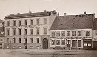 Stortorvets vestlige del i 1870. Stortorvet 6 og 7, fra venstre mot høyre. Christiania bank og kreditkasse til venstre, sengeforretning til høyre. Bildet tilhører Oslo Museum