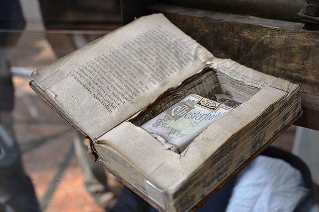 Тайник для контрабанды сигарет внутри книги. Экспонат таможенного музея в Мюнхене.