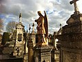 Tombe surmontée d'une statue en terre cuite représentant un ange éploré