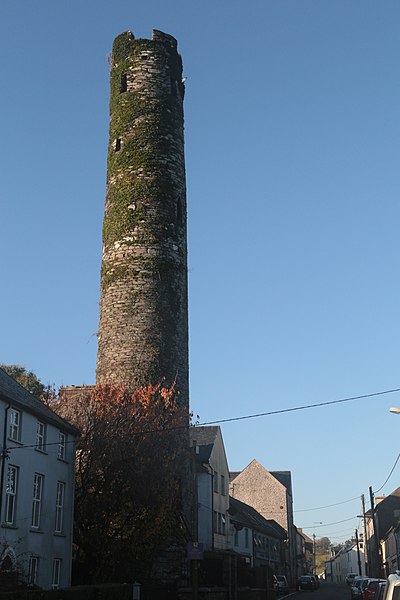 File:Cloyne Round Tower, looking north.jpg