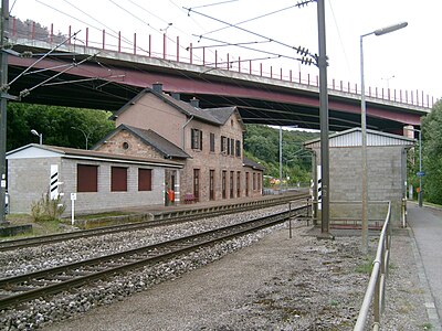 Le viaduc de Colmar-Berg enjambe la vallée de l'Alzette et la ligne 10.