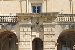 Chiffre d'Henri IV entouré de deux cornes d'abondance, dans la cour de la Fontaine du château de Fontainebleau.