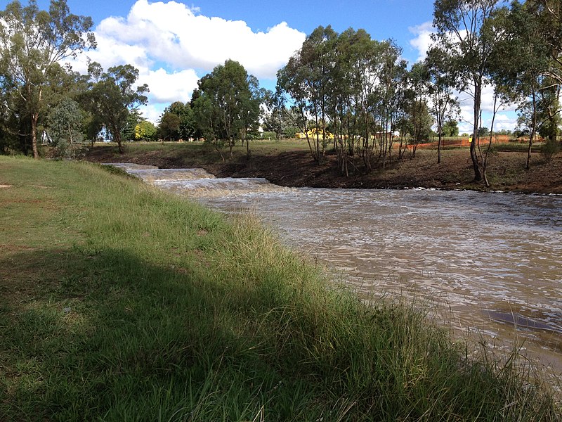 File:Crooked Creek flowing fast due to heavy rain in the catchment.jpg