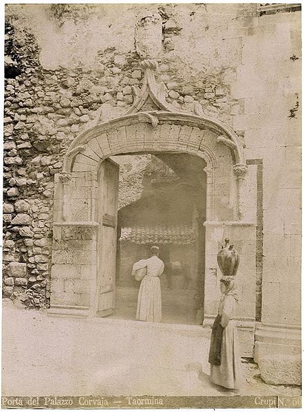 File:Crupi, Giovanni (1849-1925) - n. 0050 - Porta del palazzo Corvaja - Taormina.jpg