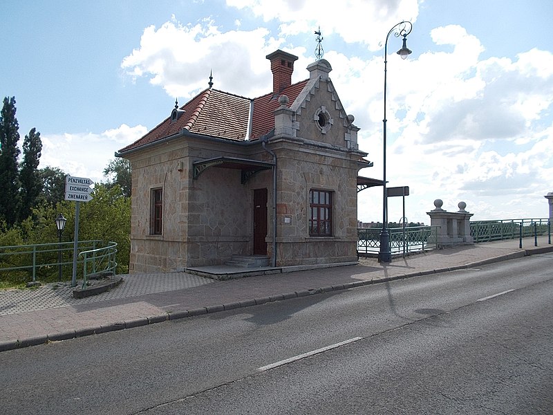 File:Customs house of the Mária Valéria Bridge (N) in Esztergom, Hungary.jpg